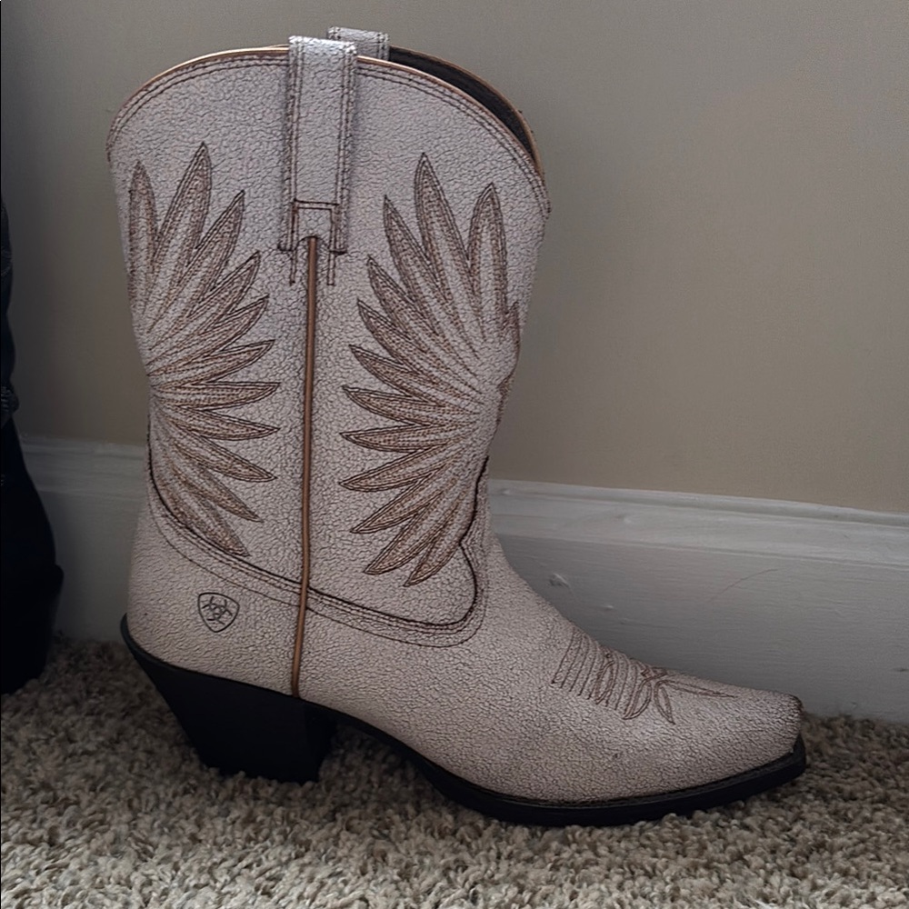 Ariat Goldie Boots White Textured Western Boots with Wing Stitching